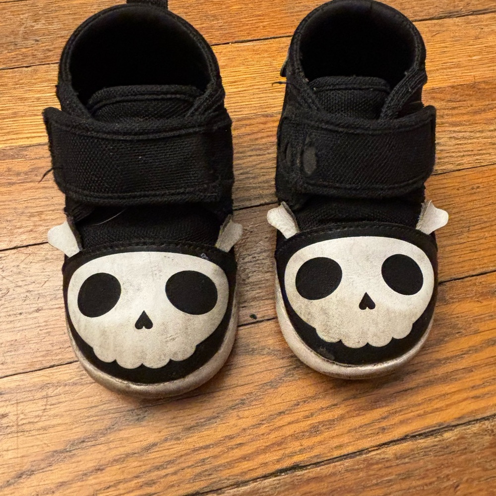 IKIKI Size 5 Black Skull Shoes - working squeakers / play condition